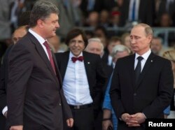 Петро Порошенко (ліворуч) і Володимир Путін