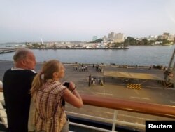 Turisták gyönyörködnek a szihanukvili panorámában az MS Westerdam sétahajóról