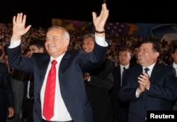Özbegistanyň prezidenti Yslam Kerimow Garaşsyzlyk baýramçylygynda tans edýär. Onuň çep tarapynda premýer-ministr Şawkat Mirziýoýew. Daşkent, 2007-nji ýylyň 31-nji awgusty.
