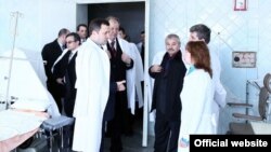 Cu premierul Vlad Filat vizitînd o unitate medicală