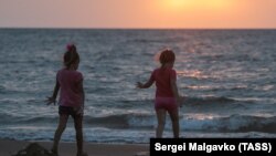 Діти на узбережжі Азовського моря в селищі Курортне. Ілюстративне фото