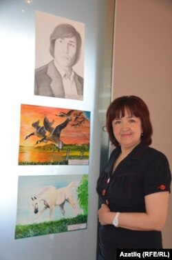 Казанлы мәктәбе укучылары рәсемнәрен укытучылары тәкъдим итә