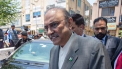 د پاکستان پخوانی ولسمشر اصف علي زرداري له اسلام اباد های کورټ څخه د راوتلو په حال کې