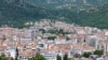 U Podkošljunu, jednom od najgušće naseljenih djelova Budve, u zaleđu Slovenske plaže, zgrade se gotovo dodiruju. 