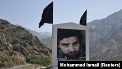 A picture of Ahmad Shah Masud along a roadside in Afghanistan