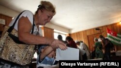 Многие как положительный отмечают тот момент, что каждый избиратель может в любой день прийти к депутату и обязательно будет принят им