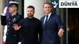Ukrainanyň prezidenti Wolodymyr Zelenski (çepde) we Fransiýanyň prezidenti Emmanuel Makron. 4-nji sentýabr, 2025 ý. Pariž ş. Fransiýa. 