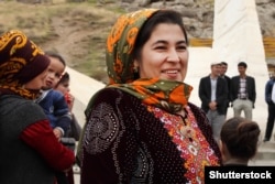 O femeie poartă o eșarfă tradițională în Kow Ata, lângă Ashgabat, în octombrie 2015.