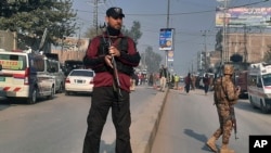 په پېښور کې پولیس او پوځ د څوکۍ په حال کې - انځور له ارشیفه