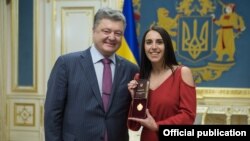Президент Петро Порошенко присвоїв співачці Джамалі титул «Народної артистки України» за перемогу на «Євробаченні-2016», травень 2016 року