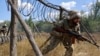 Militari ucraineni participă la un antrenament în regiunea Zaporijie, din Ucraina, miercuri, 13 august 2025. 