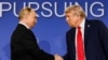 Президент США Дональд Трамп і президент Росії Володимир Путін потискають один одному руки після зустрічі для обговорення російсько-української війни в Анкориджі, Аляска, 15 серпня 2025 року