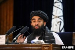Zabihullah Mudzsáhíd tálib kormányszóvivő sajtótájékoztatót tart Kabulban 2021. szeptember 21-én