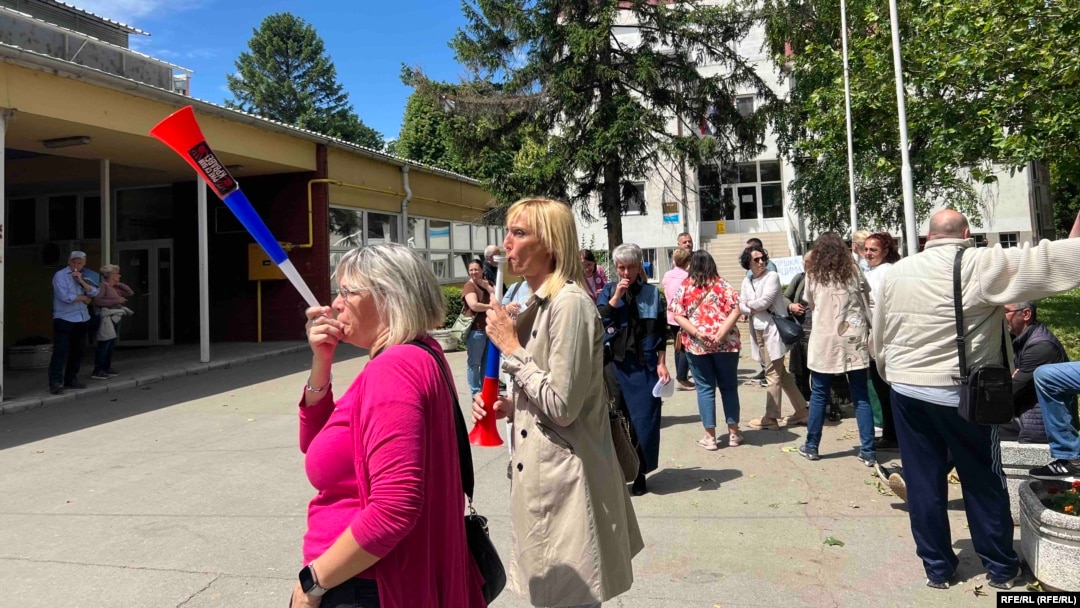 Okupljeni ispred Gimnazije "Svetozar Miletić", 29. maja 2025.