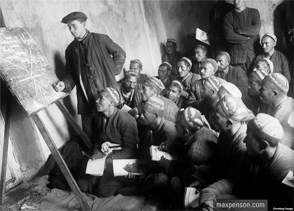 Školski čas u doba kampanje za iskorjenjivanje nepismenosti, 1920-ih godina. "Likbez" je bio obrazovni projekat Sovjetskog Saveza koji je imao za cilj opismenjavanje stanovništva od 8 do 50 godina starosti.
