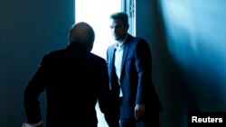 Йозеф Блаттер покидает через "черный ход" пресс-конференцию, на которой он объвил о своей скорой отставке