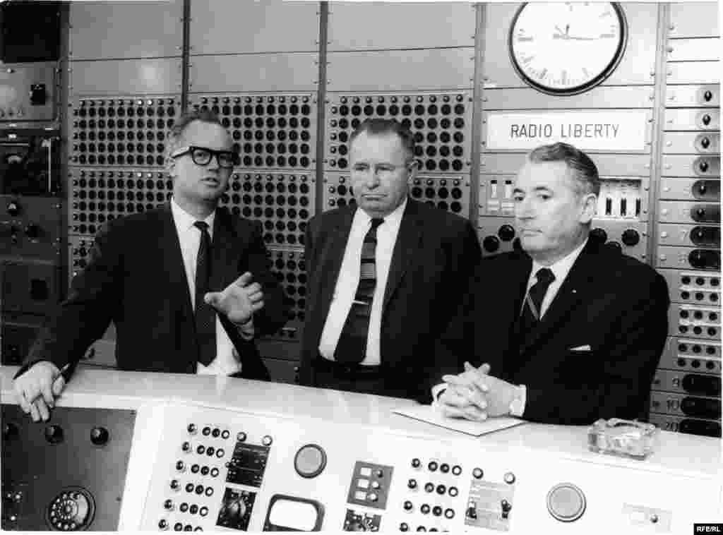 Richard Jewel Tanksley, șeful Serviciului Tehnic al RL, conducînd o serie de oaspeți în clădirea radioului de la Munchen, în 1964.
