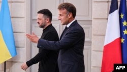 Украинскиот претседател Володимир Зеленски и францускиот претседател Емануел Макрон пристигнуваат на прес-конференција во Париз на 4 септември 2025 година