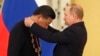 Владимир Путин награждает Си Цзиньпина орденом Андрея Первозванного. Москва, 4 июля 2017 года.
