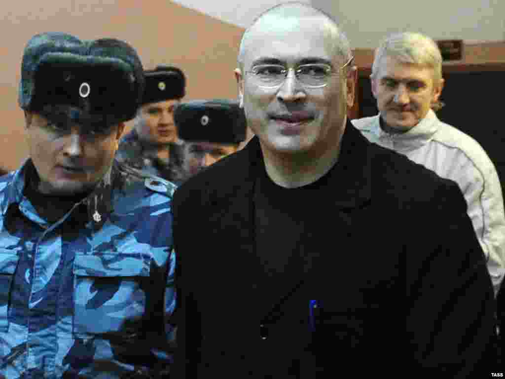 2010 елның 11 гыйнварында милиция Ходорковский һәм Лебедевны Мәскәү мәхәмәсенә алып килде 