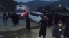 Жители села Катран Лейлекского района Баткенской области перекрыли дорогу в знак протеста против компании A.Z. International. 28 ноября 2012 года. 