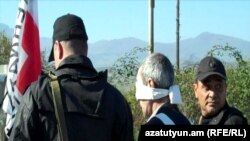 Сотрудники Красного Креста сопровождают азербайджанского пленного при передаче его Азербайджану, 4 ноября 2010 г.