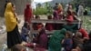 1 septembrie - Femei și fetele afgane așteaptă să primească îngrijiri medicale după cutremurul din provincia Kunar.