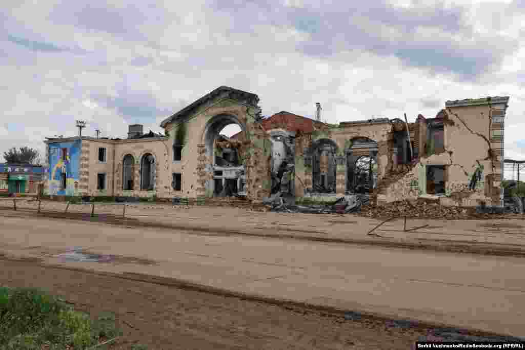 Gara din Kosteantînivka, regiunea Donețk, mai 2025.În fiecare zi, militarii ruși bombardează Kosteantînivka cu tot arsenalul disponibil - de la drone FPV până la bombe aeriene ghidate (KAB), spun militarii ucraineni.
