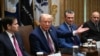 Американскиот претседател Доналд Трамп заедно со државниот секретар Марко Рубио (лево), секретарот за одбрана Пит Хегсет (десно) и секретарот за трговија Хауард Лутник (десно), во Белата куќа, Вашингтон