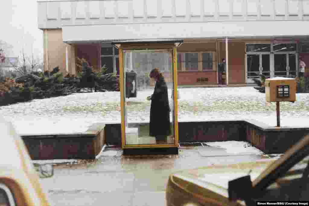 Fotografija za obuku praćenja davanja tajnih signala. Menner je objavio knjigu fotografija koje je otkrio, kaže da su neke od najinvazivnijih fotografija koje je vidio bile one na kojma su ljudi nagi u svojim stanovima. Nisu uključene u njegovu kolekciju. 