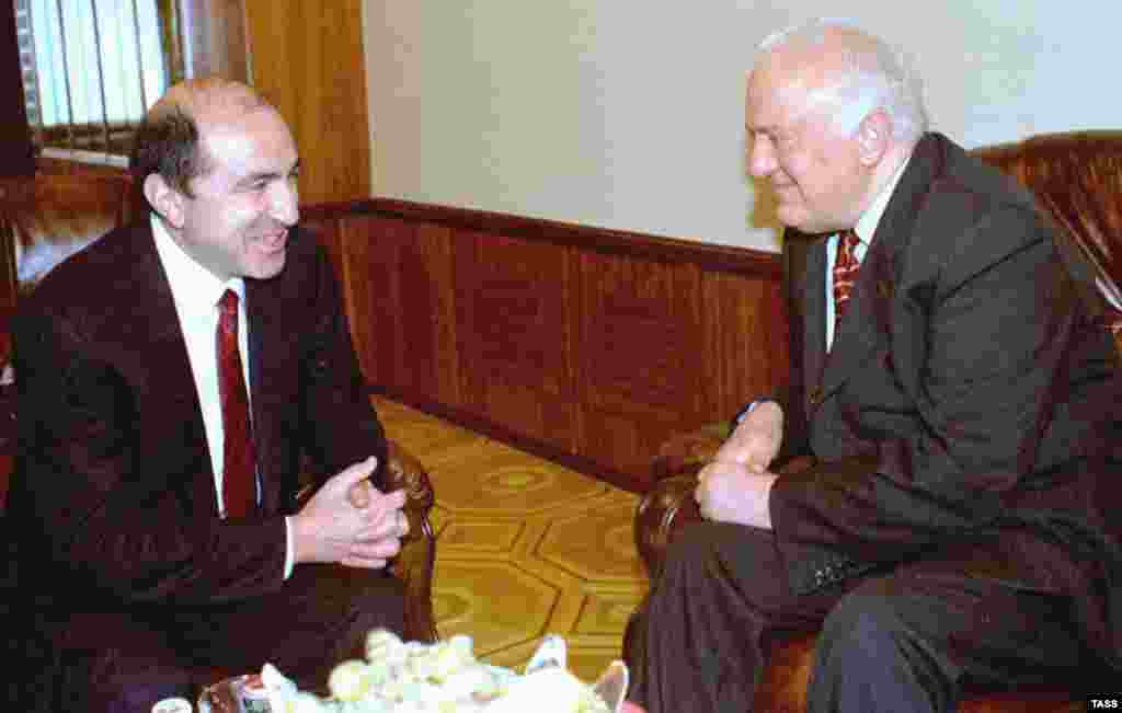 Secretarul executiv al CSI, Boris Berezovski, şi preşedintele Georgiei, Eduard Şevardnadze, la Tbilisi, 14 mai 1998.