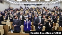Attendees stand during a plenary meeting of the Russian State Duma. (file photo)