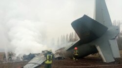 Spasioci na mjestu pada aviona Antonov ukrajinskih oružanih snaga, koji je, prema podacima Državne službe za vanredne situacije, oboren u Kijevskoj oblasti, Ukrajina, na ovoj fotografiji objavljenoj 24. februara 2022.