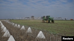 Obstacole anti-tank de sârmă ghimpată și beton, cunoscute sub numele de „dinții dragonului” sunt destul de răspândite în Ucraina, dar și în multe zone ale Rusiei.