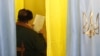 Голосування на одній з виборчих дільниць у Краматорську Донецької області під час виборів парламенту України, 26 жовтня 2014 року