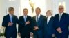 АКШнын мамкатчысы Жон Керри, Британ тышкы иштер министри Филип Хаммонд, Орусия тышкы иштер министри Сергей Лавров, Ирандын тышкы иштер министри Жавад Зариф жана Германиянын тышкы иштер министри Франк Вальтер Штайнмайер. Венадагы жолугушууда. 24-ноябрь, 2014-жыл