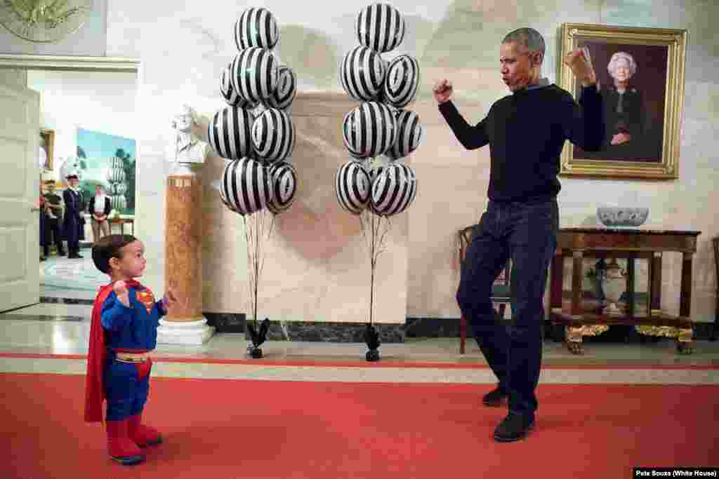 Walker Earnest, fiul lui Josh Earnest, secretarul cu presa al lui Obama, de Halloween, la Casa Albă la 31 octombrie 2016.