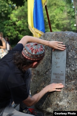 Встановлення таблички на пам'ятний знак, артпроєкт «Чумацький шлях» у Каховці. Фото Венери Абібулаєвої