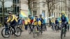 Украинские активисты с национальными флагами у здания парламента Нидерландов накануне референдума, апрель 2016 года