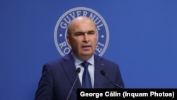 Premierul Ilie Bolojan propune o reducere a numărului de posturi din administrație care să ducă și plecarea efectivă a unor actuali angajați, nu doar la reducerea posturilor neocupate. 