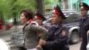 Полиция производит задержание журналиста оппозиционной газеты «Республика» Жанны Байтеловой во время акции протеста. Алматы, 1 мая 2010 года. 