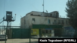 Түрме қақпасының алды. Көрнекі сурет.