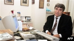 Հրանտ Դինքը «Ակոս»-ի խմբագրատանը, հոկտեմբեր, 2010թ.