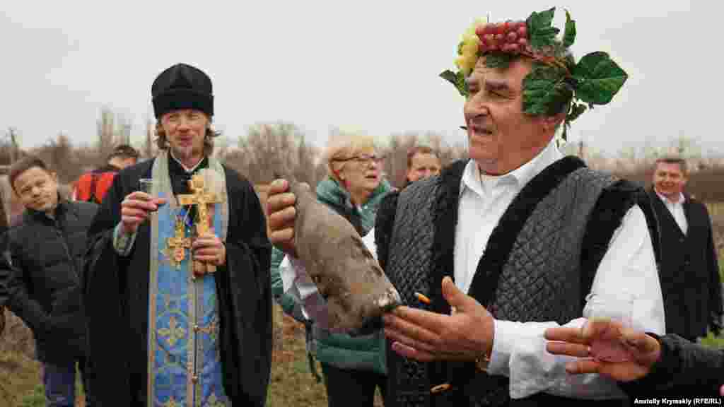«Царем виноградарства і виноробства» Криму 2019 року став Микола Донцов із Сакського району. Він винороб у третьому поколінні. Слідом за ним пішли діти і внуки. На фото Донцов пригощає учасників свята своїм вином урожаю 2008 року