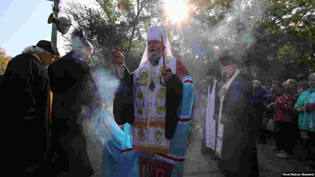 Біля тимчасового меморіалу проводять і церковний молебень за загиблими