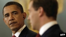 Barack Obama și Dmitri Medvedev, la Kremlin în iulie 2009, pledează pentru un acord post START