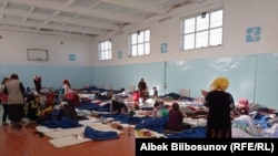 Власти Баткенской области заявили, что 13 с половиной тысяч кыргызов были эвакуированы из приграничных сёл.