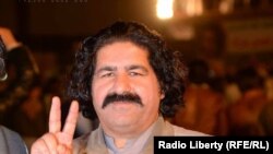 د علي وزير پر ضد په کراچۍ کې څلور مقدمې جوړي شوې چې په درو کې یې ضمانت منظور شوی خو د بوټ بېسن په مقدمه کې لا پاتې دی.