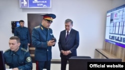 Президент Узбекистана Шавкат Мирзияев в ходе посещения отдела внутренних дел в Юнусабадском районе поручил выделить ГУВД Ташкента, 10 января 2019 года. 