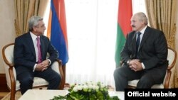 Президент Армении Серж Саргсян (слева) во время встречи со своим белорусским коллегой Александром Лукашенко, Сочи, 23 сентября 2013 г.